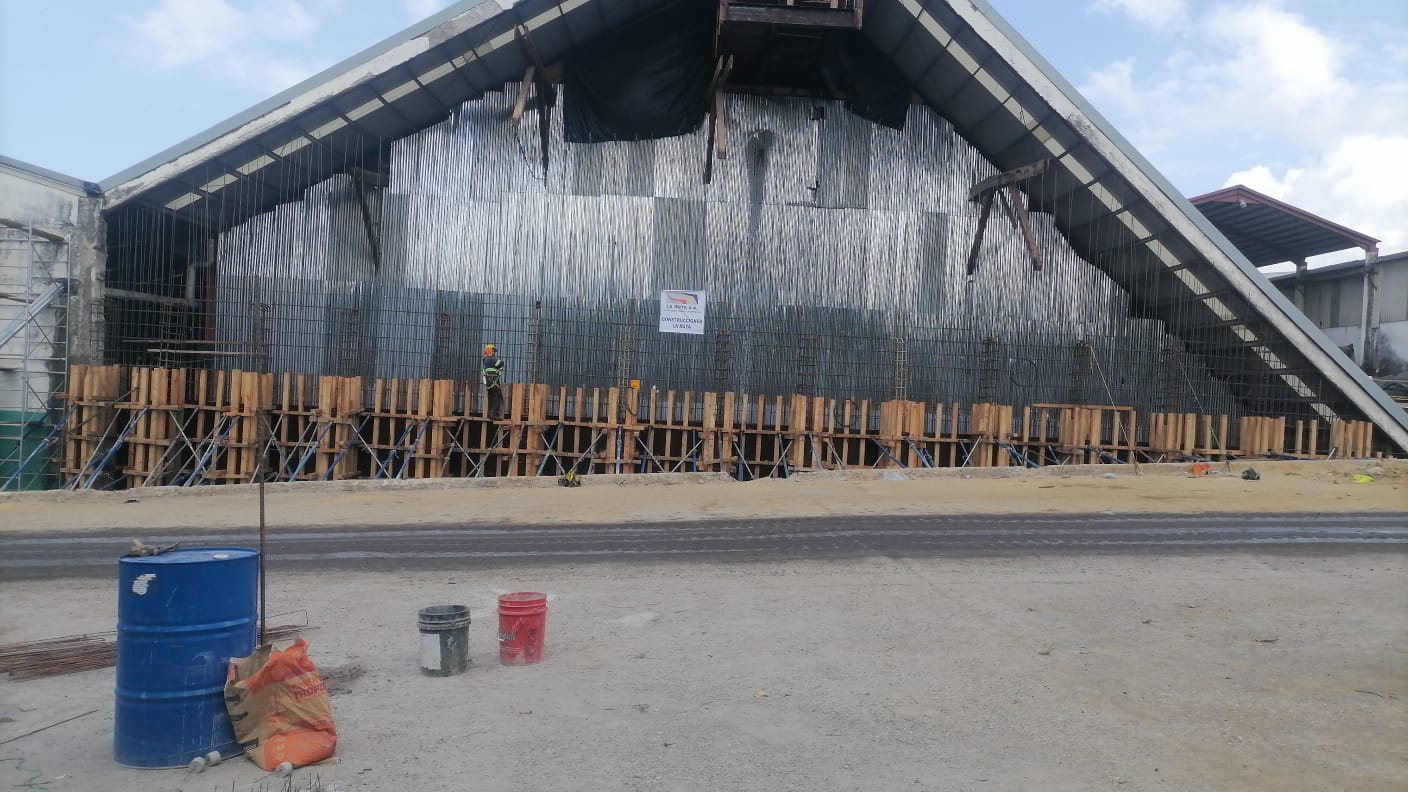 Obra civil - estructura de bodega industrial con columnas de acero